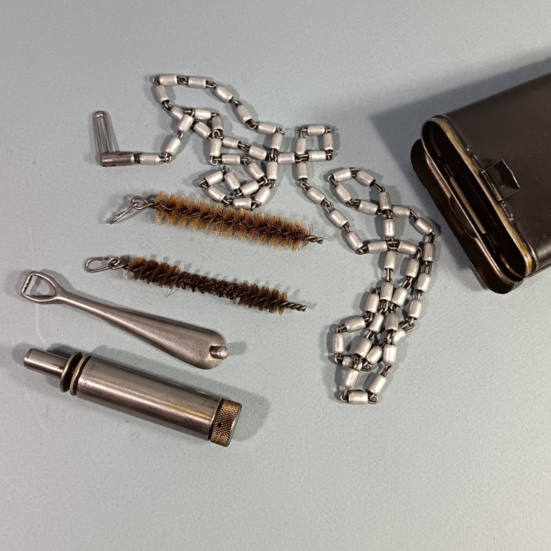 KIT NECESSAIRE DE NETTOYAGE POUR FUSIL ALLEMAND MAUSER K98 FABRICANT G. APPEL 1936 SECONDE GUERRE NOM GRAVE